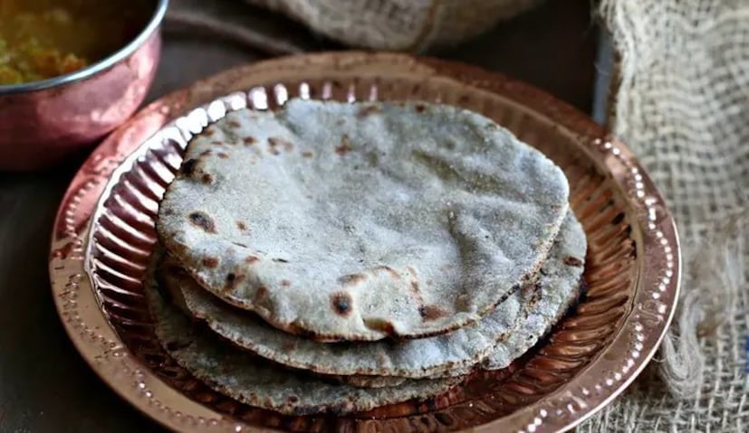 बाजरीचे पीठ मध्येच फोडून मळून घ्या. बाजरीचे पीठ मळल्यानंतर लगेचच, तुम्ही त्यातून भाकरी बनवायला सुरुवात करावी. हे पीठ सामान्य पिठासारखे सेट होण्यासाठी ठेवण्याची गरज नाही. आता भाकऱ्या बनवण्यासाठी, पीठाचा एक गोळा तोडून तो गोल करा. हाताने गोळा हलका वाढवा, आता वळलेल्या गोळ्याला गव्हाचे पीठ लावा आणि लहान भाकऱ्या बनवा.