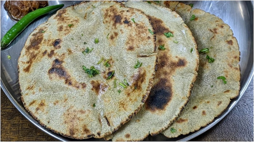 बाजरीच्या पिठाच्या भाकऱ्या बनवण्याचा दुसरा मार्ग म्हणजे बटर पेपर किंवा पॉलिथिन वापरून ते लाटणे. हे करण्यासाठी, पिठाचा एक गोळा घ्या, तो थोडा मोठा करा, त्यावर कोरड्या पिठाचा लेप लावा आणि स्वच्छ पॉलिथिन शीटच्या मध्यभागी ठेवा. आता, पीठ दुसऱ्या पॉलिथिन शीटने झाकून ठेवा आणि रोलिंग पिनने तो आणखी लाटून घ्या. बाजरीच्या भाकऱ्या तयार करण्यासाठी पॉलिथिन शीट हळूवारपणे गुंडाळा.