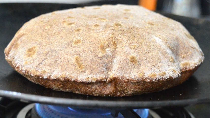 यामुळे फाटल्याशिवाय पूर्णपणे गोल आणि कुरकुरीत बाजरीच्या भाकऱ्या तयार होतील. एक पॅन गरम करा आणि भाकऱ्या पॅनवर हळूवारपणे उलटा करा. बाजरीच्या पिठाच्या भाकऱ्या मध्यम आचेवर भाजू द्या आणि नंतर त्या उलट्या करा. भाकऱ्या दोन्ही बाजूंनी पूर्णपणे भाजा. टीप : (वरील माहिती सामान्य माहितीवर आधारीत आहेत. न्यूज 18 मराठी याची पुष्टी करत नाही. आपला उद्देश तुमच्यापर्यंत माहिती पोहोचवण्याचा आहे.)