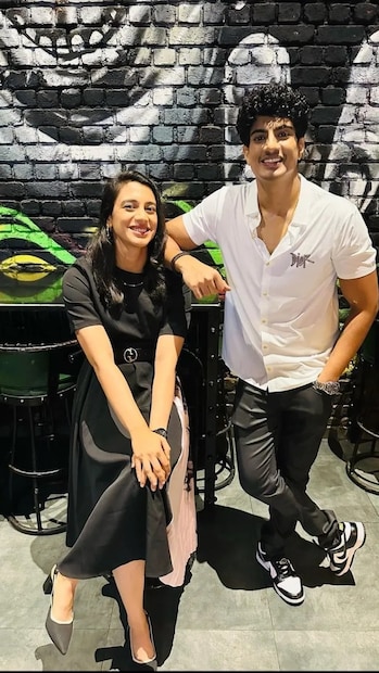 मीडिया रिपोर्ट्सनुसार, पलाश मुच्छलने त्याची बहीण पलक मुच्छलसमोर स्मृती मानधनाला प्रपोज केले. त्याने स्मृतीला एक रोमँटिक गाणेही समर्पित केले आणि ती पूर्णपणे प्रभावित झाली. दोघांनी 2019 मध्ये त्यांचे नाते सुरू केले आणि गेल्या जुलैमध्ये त्यांनी ते उघड केले.