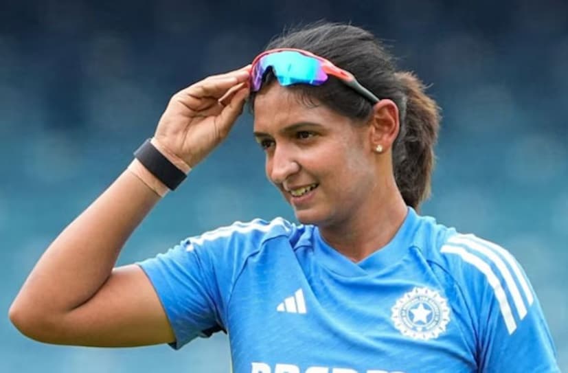 दरम्यान, भारतीय महिला क्रिकेट संघाची कर्णधार हरमनप्रीत कौर हिचा एक जूना व्हिडीओ व्हायरल होत आहे. या व्हिडीओमध्ये हरमनप्रीत कौरला भारतीय महिला क्रिकेटच्या संघात सगळ्यात जास्त शिव्या कोण देतं?, असा प्रश्न विचारण्यात आला. यावर सगळ्यात जास्त शिव्या मीच देते, असं उत्तर हरमनप्रीत कौरने दिलं. 