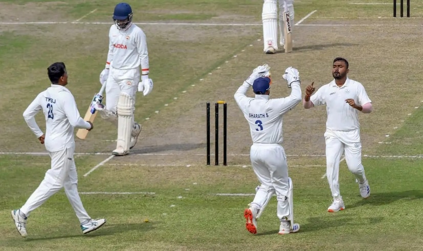 माजी विजेत्या बंगालचा पहिला डाव 336 धावांत संपला आणि शेवटच्या दिवसाच्या खेळाआधी त्रिपुरा फक्त 63 धावांनी मागे राहिला. एका वेळी बंगालची धावसंख्या 9/336 होती पण सकाळी एकही धाव न जोडता ते सर्वबाद झाले.