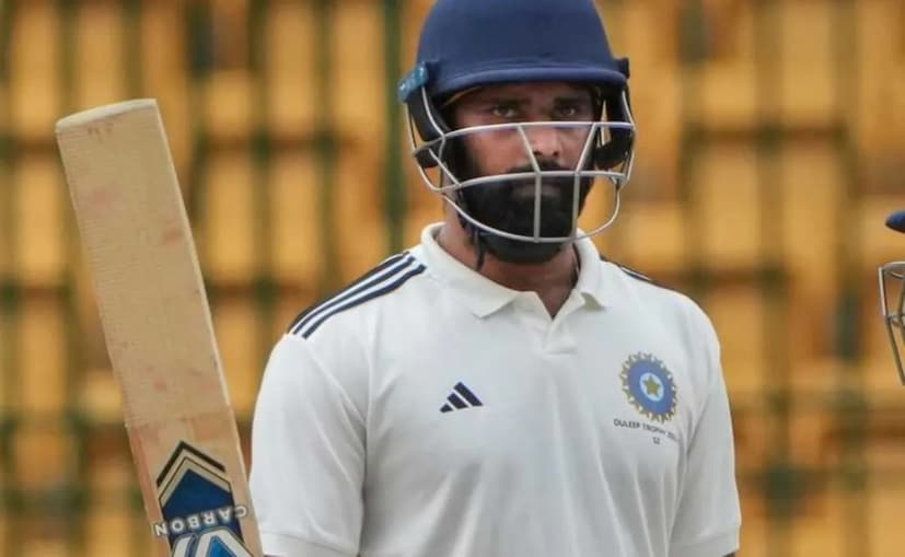 त्रिपुराची सुरुवात निराशाजनक झाली. फक्त 35 धावांत चार विकेट गमावल्यानंतर त्यांचा संघ 53/5 असा बाद झाला. मध्यमगती गोलंदाज मोहम्मद कैफने सर्वाधिक नुकसान केले, त्याने 19 षटकांत 53 धावांत 4/53 अशी शानदार कामगिरी केली.