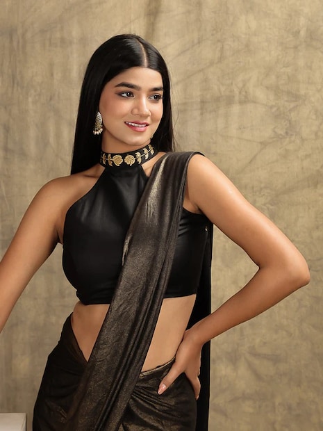 हॉल्टर नेक ब्लाउज: हे स्टायलिश हॉल्टर नेक ब्लाउज लेहेंगा किंवा जॉर्जेट साडीसोबत घालता येते. हे डिझाइन तरुण आणि ट्रेंडी लूक निर्माण करते आणि उन्हाळ्याच्या कार्यक्रमांसाठी योग्य आहे.