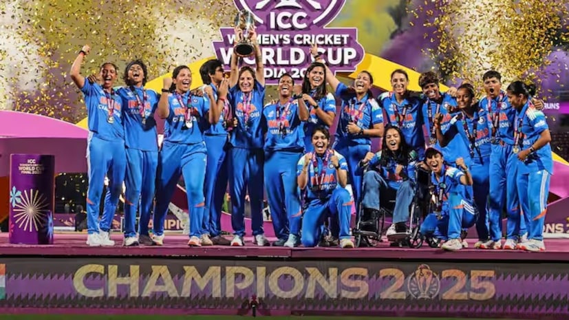 हरमनप्रीत कौरच्या नेतृत्वाखाली, भारतीय महिला संघाने 2025 च्या महिला एकदिवसीय विश्वचषकात दक्षिण आफ्रिकेचा 52 धावांनी पराभव करून पहिल्यांदाच विश्वविजेता बनला. संपूर्ण स्पर्धेत हरमनप्रीतने संघाला पहिला ट्रॉफी मिळवून दिली.