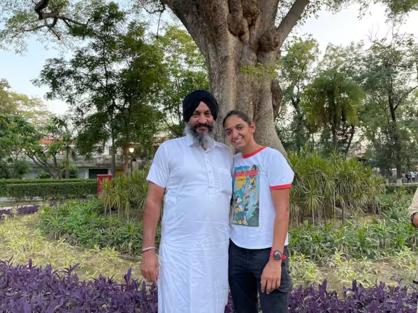 हरमनप्रीतला अनेकदा तिच्या कुटुंबासह, तिच्या आईवडिलांसह आणि बहिणीसह पाहिले जाते. तिच्या कुटुंबाने नेहमीच तिच्या कारकिर्दीला पाठिंबा दिला आहे आणि लग्नासाठी तिच्यावर दबाव आणला नाही.