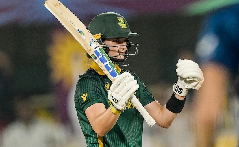 वोल्वार्डने दक्षिण आफ्रिकेसाठी कर्णधार आणि यशस्वी फलंदाज म्हणून काम केले. तिने उपांत्य फेरीत इंग्लंडविरुद्ध 169 धावा केल्या आणि त्यानंतर अंतिम फेरीत भारताविरुद्ध 101 धावा केल्या. आफ्रिकन कर्णधाराने स्पर्धेत सर्वाधिक धावा केल्या, नऊ सामन्यांमध्ये 571 धावा केल्या, ज्यामध्ये दोन शतके आणि तीन अर्धशतके समाविष्ट आहेत.