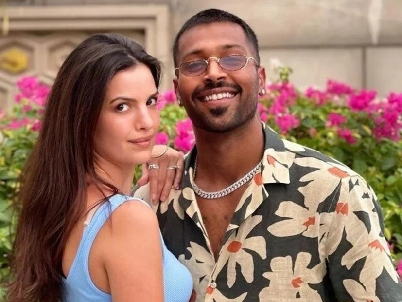 भारतीय क्रिकेटर हार्दिक पंड्या मागील काही दिवसांपासून त्याच्या खासगी आयुष्यामुळे जोरदार चर्चेत आहे. नताशा हिच्यासोबतच्या घस्फोटानंतर पुन्हा एकदा हार्दिक प्रेमात पडला. नताशा आणि हार्दिक यांनी सोशल मीडियावर एक पोस्ट शेअर करत आम्ही विभक्त होत असल्याचे जाहीर केले. भारतीय क्रिकेटर हार्दिक पंड्या मागील काही दिवसांपासून त्याच्या खासगी आयुष्यामुळे जोरदार चर्चेत आहे. नताशा हिच्यासोबतच्या घस्फोटानंतर पुन्हा एकदा हार्दिक प्रेमात पडला. नताशा आणि हार्दिक यांनी सोशल मीडियावर एक पोस्ट शेअर करत आम्ही विभक्त होत असल्याचे जाहीर केले.