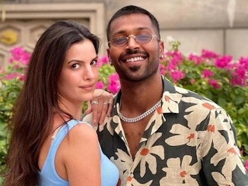 कधी हॉटेल रुम तर कधी स्विमींग पूल, हार्दिकने शेअर केले गर्लफ्रेंडसोबतचे Photos कधी हॉटेल रुम तर कधी स्विमींग पूल, हार्दिकने शेअर केले गर्लफ्रेंडसोबतचे Photos