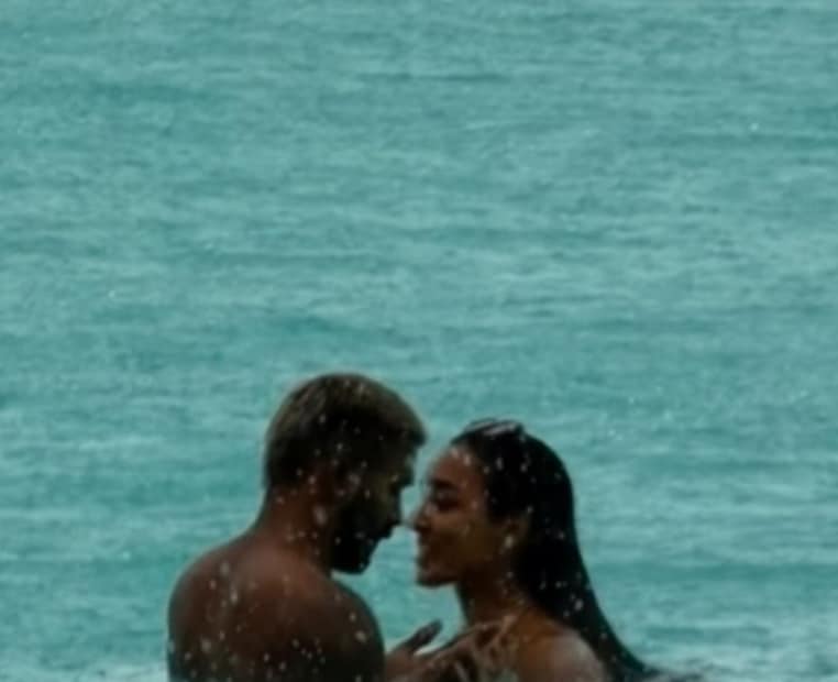 गेल्या काही दिवसांपासून क्रिकेटर हार्दिक मॉडेल माहिका शर्मासोबत रिलेशनशिपमध्ये आहे. दोघे मालदीवला जाताना स्पॉट झाली. हार्दिक पंड्याने आपला वाढदिवस माहिका शर्मा हिच्यासोबत मालदीवमध्ये साजरा केला. या वाढदिवसाचे काही फोटोही सोशल मीडियावर शेअर करण्यात आली. हार्दिक पंड्या सतत माहिका शर्मा हिच्यासोबत स्पॉट होताना दिसतोय.