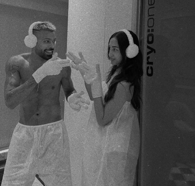 हार्दिक पांड्या आणि माहिका शर्माचे काही फोटो देखील सोशल मीडियावर व्हायरल झाले होते. तसेच आशिया चषक संपल्यानंतर हार्दिक पांड्याने माहिका शर्मासोबतचे फोटोही शेअर केले होते. आता धुरंधर चित्रपटातील गाणं शेअर करत हार्दिक पांड्याने 20 फोटो शेअर केले आहेत.