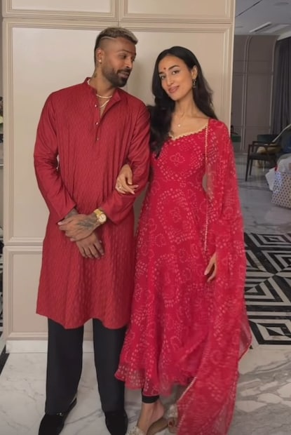 Ladies And Gentlemen You Are Not Ready For This अशा या गाण्याची सुरुवात आहे. हार्दिक पांड्याने शेअर केलेल्या फोटोमध्ये त्याच्यासह मुलगा अगस्त्य आणि माहिका शर्माचेही फोटो आहेत.