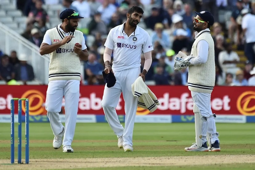 दक्षिण आफ्रिकेविरुद्धच्या दोन सामन्यांच्या कसोटी मालिकेसाठी भारताने टीम इंडियाची घोषणा केली आहे. संघातील सर्वात मोठे नाव ऋषभ पंत आहे. पंत परतला आहे. इंग्लंड दौऱ्यादरम्यान त्याचा पाय फ्रॅक्चर झाला होता पण आता तो पूर्णपणे बरा झाला आहे. गेल्या महिन्यात वेस्ट इंडिजविरुद्ध खेळलेल्या संघात फक्त दोनच बदल झाले आहेत. तथापि, असे काही खेळाडू आहेत जे पात्र असूनही वगळण्यात आले आहेत. दक्षिण आफ्रिकेविरुद्धच्या दोन सामन्यांच्या कसोटी मालिकेसाठी भारताने टीम इंडियाची घोषणा केली आहे. संघातील सर्वात मोठे नाव ऋषभ पंत आहे. पंत परतला आहे. इंग्लंड दौऱ्यादरम्यान त्याचा पाय फ्रॅक्चर झाला होता पण आता तो पूर्णपणे बरा झाला आहे. गेल्या महिन्यात वेस्ट इंडिजविरुद्ध खेळलेल्या संघात फक्त दोनच बदल झाले आहेत. तथापि, असे काही खेळाडू आहेत जे पात्र असूनही वगळण्यात आले आहेत.