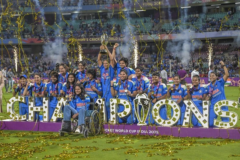 भारतीय महिला संघाने ट्रॉफीच स्वप्न पूर्ण केलं आणि इतिहास रचला. आता भारतात चर्चा सुरु असताना, भारतीय महिला संघाने भारताचे पंतप्रधान नरेंद्रजी मोदी यांची भेट घेतली आहे.