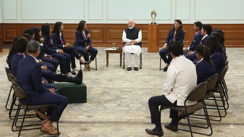 हरलीनने मोदीजींना विचारल की, तुमचं स्किन केअर रुटीन काय आहे? तुम्ही नेहमीच फ्रेश आणि सुंदर दिसता. यावर मोदीजींनी उत्तर दिल की, मी याबाबद्दल कधी असा विचारच केला नव्हता.