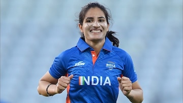 वर्ल्ड कप जिंकताच थेट मोदींकडून आईचं कौतुक, रेणुका ठाकूर झाली भावुक! वर्ल्ड कप जिंकताच थेट मोदींकडून आईचं कौतुक, रेणुका ठाकूर झाली भावुक!