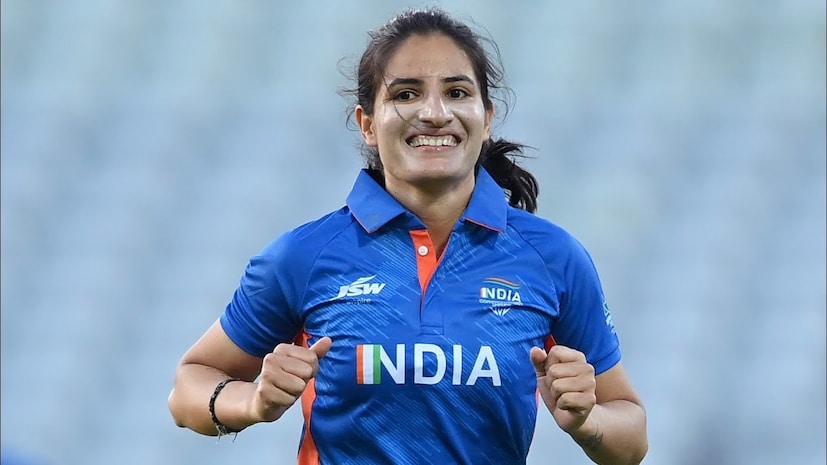 हिमाचल प्रदेशातील पारसा या छोट्याशा गावातील खेळाडू जिने भारताला वर्ल्ड कप मिळवून देण्यात महत्वाची भूमिका बजावली आहे. ही खेळाडू दुसरी तिसरी कोणी नसून रेणुका ठाकूर आहे. हिमाचल प्रदेशातील पारसा या छोट्याशा गावातील खेळाडू जिने भारताला वर्ल्ड कप मिळवून देण्यात महत्वाची भूमिका बजावली आहे. ही खेळाडू दुसरी तिसरी कोणी नसून रेणुका ठाकूर आहे.