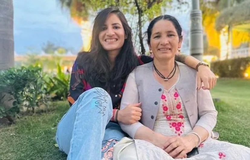 माझ्या वडिलांचे स्वप्न होते की त्यांच्या मुलीला क्रिकेटपटू बनवावे, पण तिला प्रशिक्षण देण्याचा खर्च माझ्या आवाक्याबाहेर होता. फक्त शूजची किंमत 15,000 रुपये होती आणि इतर खर्च अतिरिक्त होते. हे खर्च भागवण्यासाठी मी पैसे उधार घेतले आणि माझ्या मुलीचे स्वप्न साकार करण्यास सुरुवात केली.