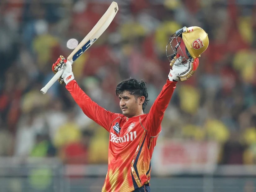 प्रियांश आर्य (पंजाब किंग्ज): प्रियांश आर्यने त्याच्या पहिल्या आयपीएल हंगामात 475 धावा करून बातम्यांमध्ये स्थान मिळवले. पंजाब किंग्जसाठी त्याने एक उत्तम पदार्पण हंगाम खेळला आणि त्याच्या विश्वासार्ह फलंदाजीच्या शैलीमुळे तो संघात एक महत्त्वाचा खेळाडू बनला आहे. पंजाब त्यांच्या टॉप ऑर्डरला आणखी मजबूत करण्यासाठी या तरुण फलंदाजाला कायम ठेवण्याचा प्रयत्न करेल.