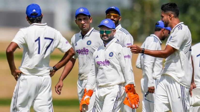 सध्या भारतीय अ संघ अनऑफिशिअल सामना खेळत आहे. हा सामना साउथ आफ्रिकेविरुद्ध खेळला जात आहे. अशातच आता काही खेळाडूंच्या फॉर्मवर सध्या प्रश्नचिन्ह उपस्थित केले जात आहेत. सध्या भारतीय अ संघ अनऑफिशिअल सामना खेळत आहे. हा सामना साउथ आफ्रिकेविरुद्ध खेळला जात आहे. अशातच आता काही खेळाडूंच्या फॉर्मवर सध्या प्रश्नचिन्ह उपस्थित केले जात आहेत.