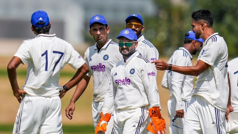 भारत अ आणि दक्षिण आफ्रिका अ यांच्यातील कसोटी सामना सध्या सुरू आहे. भारताचे स्टार खेळाडू पहिल्या दिवशी वाईटरित्या अपयशी ठरले. असं असताना भारताच्या एका तरुण खळाडूला ऑस्ट्रेलिया दौऱ्यातून डावलण्यात आलं होत. आता त्याच खेळाडूने दमदार सेंचुरी ठोकली आहे.