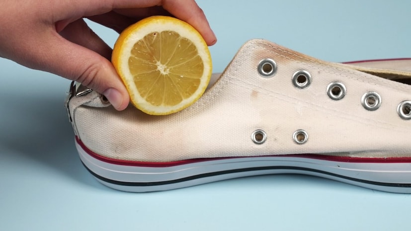 लिंबू रस आणि मीठ: लिंबू रस आणि बारीक मीठ एकत्र करून पेस्ट बनवा. ही पेस्ट लावून शूज उन्हात ठेवा. लिंबूमधील नैसर्गिक ब्लीचिंग गुणधर्म पिवळेपणा कमी करतात. काही वेळाने ब्रशने घासून धुवा.