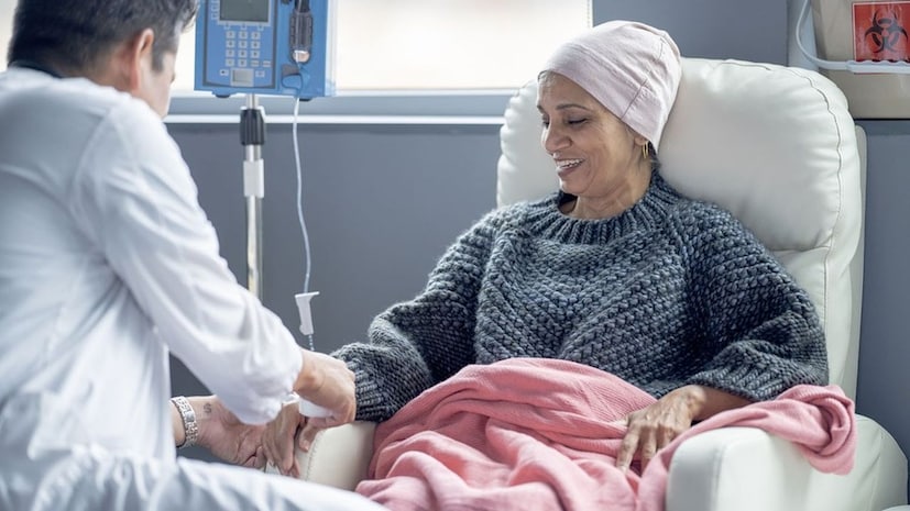 सर्व प्रकारचे आणि सर्व प्रकारच्या कर्करोगाचे टप्पे असलेले लोक 5 वर्षे किंवा त्याहून अधिक काळ जगतात. टेस्टिक्युलर कर्करोग, थायरॉईड कर्करोग आणि त्वचेचा मेलेनोमा यासारख्या काही कर्करोगांचा पाच वर्षांचा जगण्याचा दर 90% पेक्षा जास्त असतो.