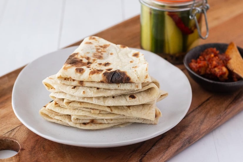 तथापि, चपातीला तूप किंवा तेल लावल्याने अंदाजे 25 कॅलरीज वाढतात. तथापि, ज्वारी, बाजरी किंवा नाचणीपासून बनवलेल्या चपातींमध्ये कॅलरीज कमी असतात.