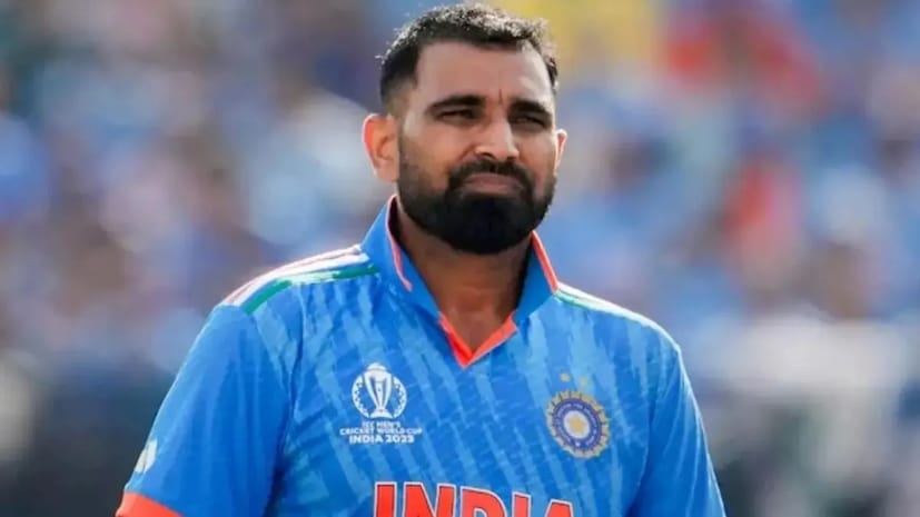 अशात एक मोठी बातमी समोर येत आहे, मोहम्मद शमीला टीम इंडियामध्ये स्थान का मिळत नाहीय याबद्दल एक खुलासा करण्यात आला आहे. मोहम्मद शमी जवळजवळ अडीच वर्षांपासून भारतासाठी कसोटी क्रिकेटपासून दूर आहे. दुखापतीमुळे तो पहिल्या दीड वर्षापासून कसोटी क्रिकेटपासून दूर राहिला.