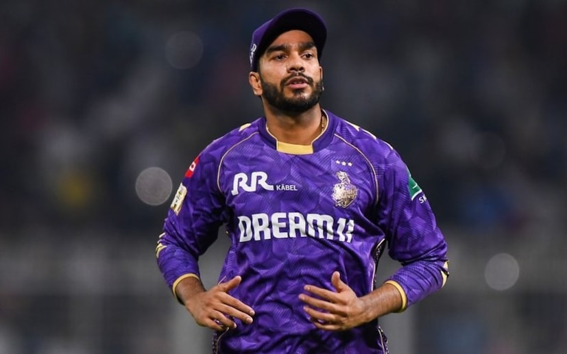 वेंकटेश अय्यर: वेंकटेश अय्यर हे पहिले नाव असण्याची शक्यता आहे, कारण या लिलावात 23.75 कोटी रुपयांपर्यंतच्या रकमेचा समावेश असल्याने केकेआरला एक मजबूत संघ तयार करण्यास मदत होईल. गेल्या वर्षी एवढी मोठी रक्कम मिळाल्यानंतरही, अय्यर 11 सामन्यांमध्ये फक्त 142 धावा करू शकला.