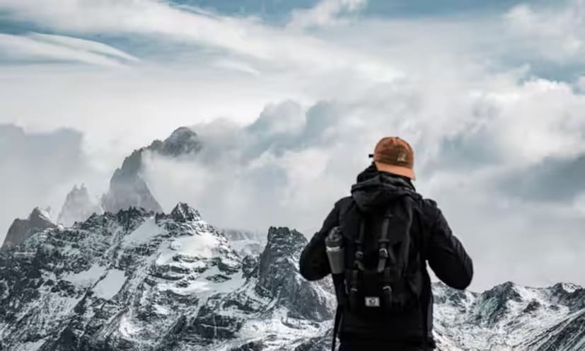 5545 मीटर उंचीवर असलेला, काला पत्थर ट्रेक एव्हरेस्टच्या सर्वात नेत्रदीपक दृश्यांसाठी ओळखला जातो. तथापि, ऑक्सिजनची कमतरता, थंड वारे आणि तीव्र चढाई यामुळे ट्रेक अत्यंत धोकादायक बनतो. बहुतेक ट्रेकर्स सूर्योदयाच्या वेळी एव्हरेस्ट पाहण्यासाठी येथे येतात.