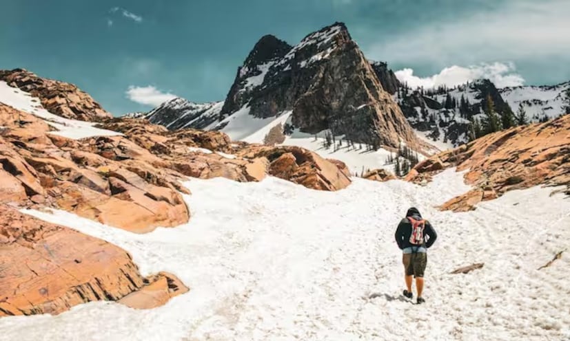 नेपाळमध्ये स्थित अन्नपूर्णा सर्किट 160 ते 230 किलोमीटर लांबीचा आहे. हा ट्रेक जगातील दहाव्या सर्वात उंच पर्वतरांगाला वेढा घालतो. त्यात बर्फाच्छादित शिखरे, अरुंद रस्ते आणि भूस्खलनाचा सतत धोका असतो. अचानक हवामानातील बदल आणि उंचावर ऑक्सिजनची कमतरता यामुळे हा मार्ग आणखी धोकादायक बनतो.