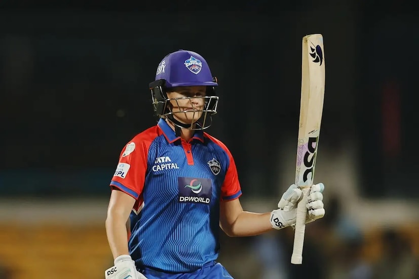 ही खेळाडू डावखुरी फिरकीपटू आणि अष्टपैलू जेस जोनासेन आहे, जी गेल्या हंगामापर्यंत दिल्ली कॅपिटल्सचा भाग होती. आयपीएलचा हंगाम सुरु होण्यापूर्वी तिने ऑक्शनमधून माघार घेतली आहे.