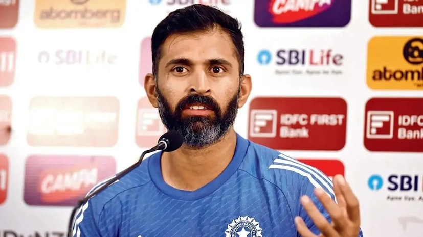 बीजीटी मालिका गमावल्यानंतर बीसीसीआयने एक आढावा बैठक घेतली होती, ज्यामध्ये संघ व्यवस्थापनातील एका सदस्याने ड्रेसिंग रूमच्या बातम्या बाहेर जात असल्याची तक्रार केली होती. या बैठकीनंतर टीम इंडियाचा सहायक प्रशिक्षक असलेल्या अभिषेक नायर याला या पदावरून काढून टाकण्यात आले होते. 