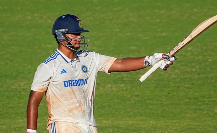 गेल्या वर्षभरापासून, 14 वर्षीय वैभव सूर्यवंशीचे लक्ष भारतीय क्रिकेटमध्ये आहे. 2025 च्या आयपीएलमध्ये अवघ्या 35 चेंडूत शतक ठोकल्यापासून सूर्यवंशी चर्चेत आहे.