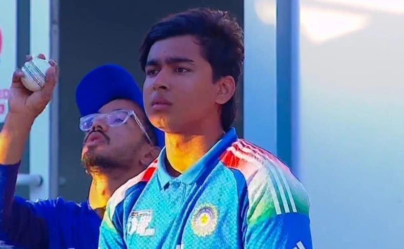 पण आता मध्यप्रदेश विरुद्ध खेळल्या जाणाऱ्या सामन्यात वैभव सूर्यवंशी फार चांगली कामगिरी करू शकलेला नाही. त्याने या सामन्यात मात्र 13 रन्स केले आहेत ज्यामध्ये एक चौका आणि एका सिक्सचा समावेश आहे.