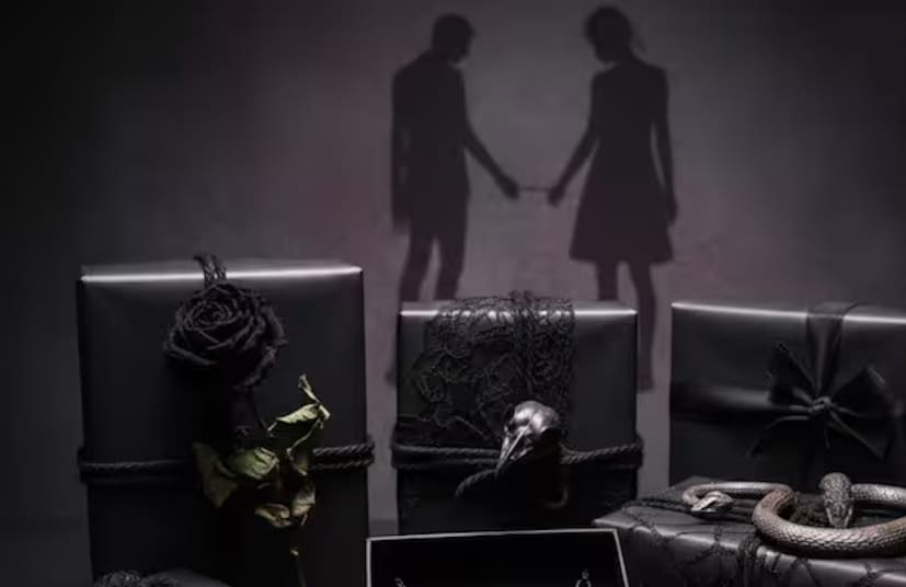 वास्तुनुसार, वराने वधूला काळ्या रंगाच्या वस्तू भेट दिल्याने नकारात्मकता येऊ शकते, ज्यामुळे नात्यात अंतर आणि तणाव निर्माण होऊ शकतो.