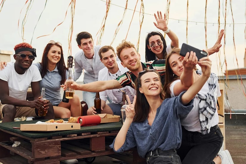 डिसेंबरमध्ये जन्मलेल्या लोकांचे मित्र सामान्यतः कमी असतात. त्यांचा मित्रमंडळींचा ग्रुप खूपच लहान असते, परंतु मैत्री टिकवून ठेवण्याच्या बाबतीत ते पहिल्या क्रमांकावर असतात. ते सर्वांशी सहज जुळवून घेऊ शकत नाहीत, परंतु एकदा मैत्री झाली की ते मैत्री निभावण्यासाठी आणि मित्रासाठी काहीही करू शकतात.