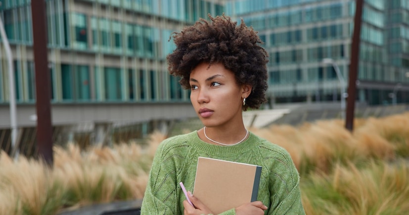 डिसेंबरमध्ये जन्मलेले लोक हट्टी असतात. या हट्टीपणामुळे अनेकदा चुकीचे निर्णय घेतले जातात. त्यांना जे करायचे आहे ते करायला आवडते. डिसेंबरमध्ये जन्मलेल्या लोकांचे भाग्यवान अंक 1, 3 आणि 8 आहेत. या महिन्यात जन्मलेल्यांसाठी निळा, तपकिरी, लाल आणि पिवळा हे भाग्यवान रंग मानले जातात.