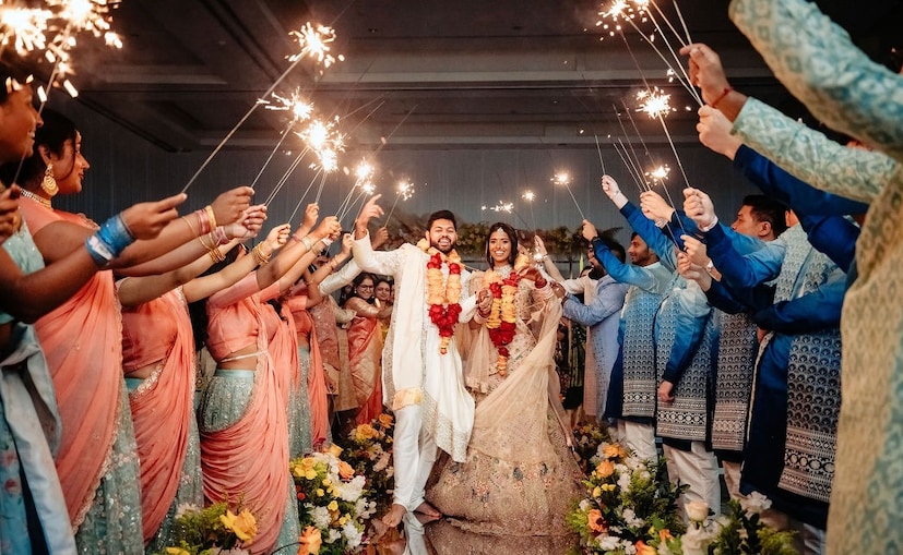 प्राचीन काळात, वऱ्हाडी मंडळींना लांबचा प्रवास करून यावा लागायचा. कडक उन्हाऐवजी रात्रीच्या वेळी प्रवास करणे अधिक सोयीचे आणि आरामदायक होते. त्यामुळे रात्री उशिरा लग्न लावण्याची पद्धत सुरू झाली.