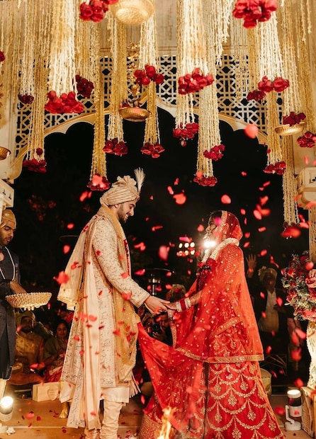 दिवसभर घरात लग्नाची तयारी आणि कामे सुरू असतात. त्यामुळे दिवसभराच्या धावपळीनंतर रात्रीच्या वेळी विधी सुरू केल्यास लोकांना तयारीसाठी पुरेसा वेळ मिळतो आणि वऱ्हाडी मंडळींनाही समारंभाचा आरामात आनंद घेता येतो.