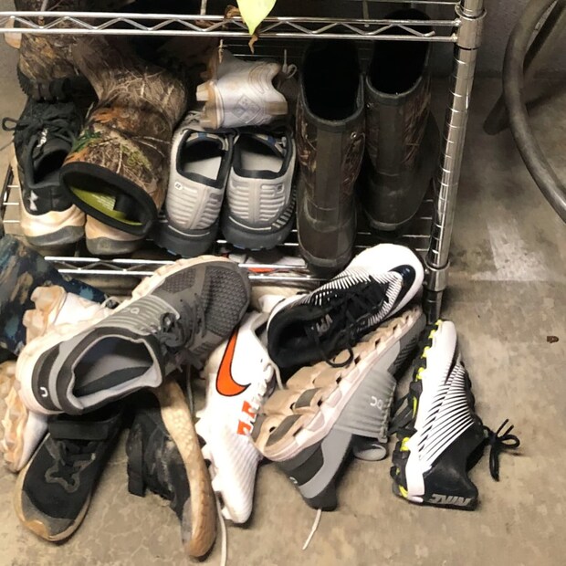 घाण किंवा चिखलाने माखलेले शूज घरामध्ये कधीही आणू नका. शूज स्वच्छ करूनच शू रॅकमध्ये ठेवावेत. घाण शूज घरात नकारात्मकता आणि तणाव निर्माण करतात.