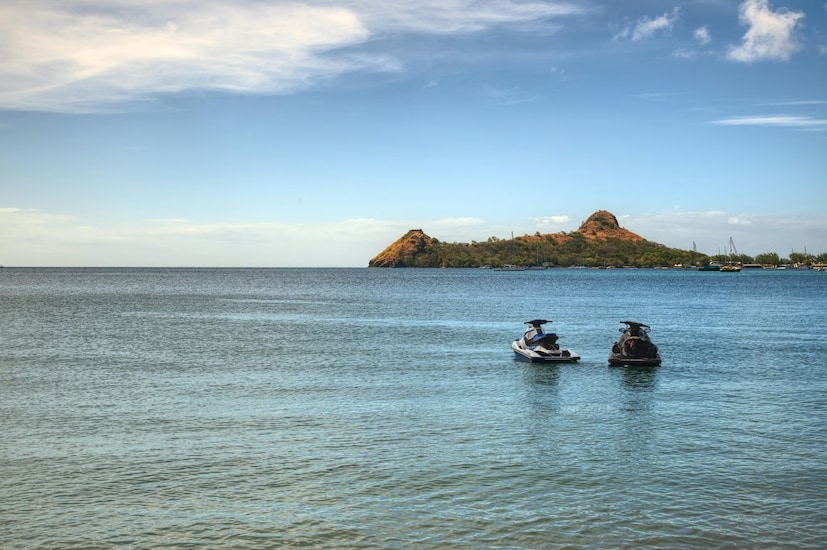 असे म्हटले जाते की 13 डिसेंबर, म्हणजे सेंट ल्युसी यांच्या दिवसाला काही फ्रेंच खलाश्यांना या बेटावर जहाजबुडीतून वाचवले गेले. त्यांना वाचवल्याबद्दल कृतज्ञता म्हणून त्यांनी या बेटाचे नाव ‘सांते-लुसी’ ठेवले. नंतर वसाहतशाही सत्ता बदलत गेल्यामुळे त्याचे इंग्रजी रूपांतर ‘सेंट लूसिया’ झाले. (Image: Pexels)