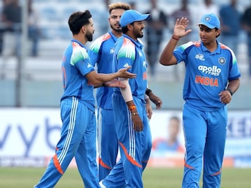 कॅच सोडला, फोर दिली, टीम इंडियाने 6 बॉलमध्ये 16 रन ठोकल्या... भारत-बांगलादेशमध्ये शेवटच्या ओव्हरमध्ये थरार!