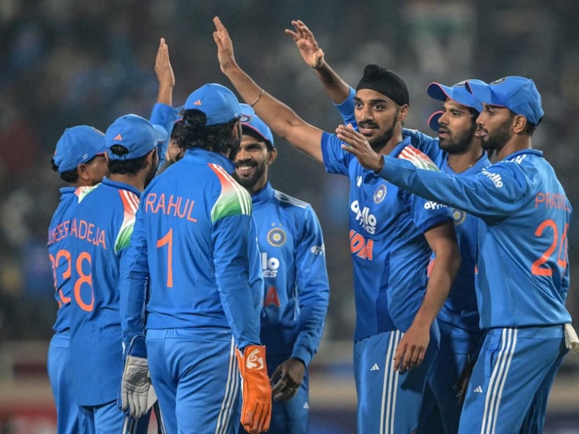 टीम इंडियाने प्रथम फलंदाजी करताना 349 धावा ठोकल्या होत्या. या लक्ष्याचा पाठलाग करताना साऊथ आफ्रिकेचा डाव 332 वर ऑलआऊट झाला होता. त्यामुळे भारताने 17 धावांनी हा सामना जिंकला आहे. टीम इंडियाने प्रथम फलंदाजी करताना 349 धावा ठोकल्या होत्या. या लक्ष्याचा पाठलाग करताना साऊथ आफ्रिकेचा डाव 332 वर ऑलआऊट झाला होता. त्यामुळे भारताने 17 धावांनी हा सामना जिंकला आहे.