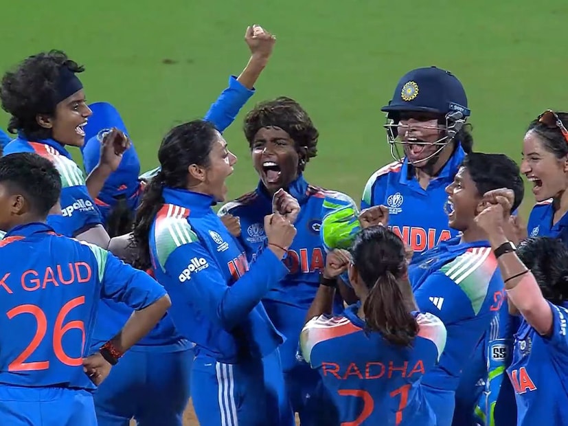 आयसीसी वुमेन्स वर्ल्ड कप 2025 चा फायनल  सामन्यावर भारताच्या महिला संघाने नाव कोरले आहे. त्यामुळे साऊथ आफ्रिकेचा महिला संघ उप विजेता ठरला आहे.या विजेत्या आणि उपविजेत्या संघाला किती बक्षीस रक्कम मिळणार आहे. हे जाणून घेऊयात. आयसीसी वुमेन्स वर्ल्ड कप 2025 चा फायनल  सामन्यावर भारताच्या महिला संघाने नाव कोरले आहे. त्यामुळे साऊथ आफ्रिकेचा महिला संघ उप विजेता ठरला आहे.या विजेत्या आणि उपविजेत्या संघाला किती बक्षीस रक्कम मिळणार आहे. हे जाणून घेऊयात.