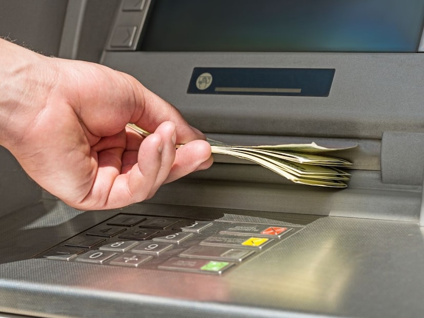 'ओवरड्राफ्ट' म्हणजे नेमके काय?जेव्हा तुमच्या बँक खात्यात पैसे नसतात, तरीही बँक तुम्हाला ठरावीक रक्कम काढण्याची परवानगी देते, तेव्हा या सुविधेला ओवरड्राफ्ट असे म्हणतात. हे एक प्रकारचे लहान आणि त्वरित मिळणारे कर्ज (Small and Instant Loan) समजले जाऊ शकते. खात्यात जेव्हा पुन्हा पैसे जमा होतील, तेव्हा ही रक्कम बँकेला व्याजासह परत करावी लागते.