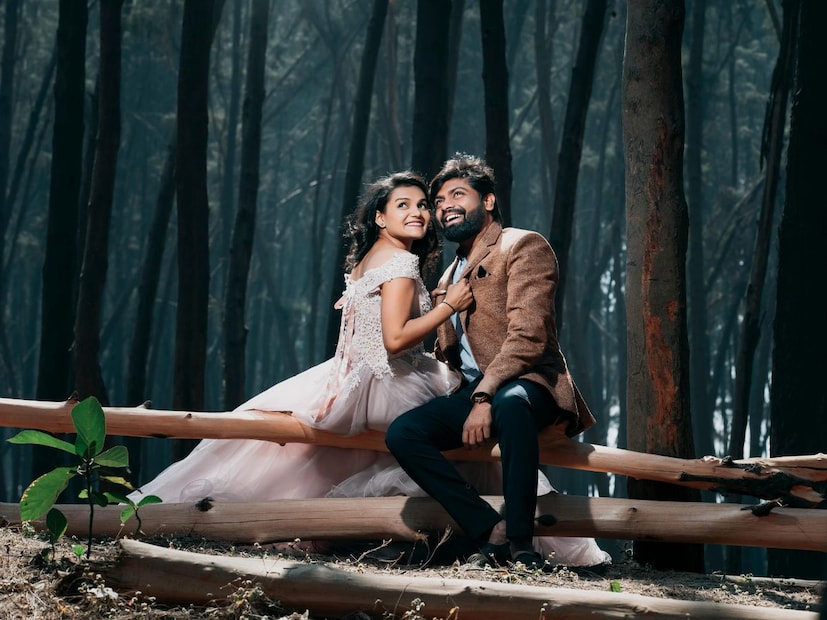 राजमाची किल्ला : तुम्हाला ऐतिहासिक भव्यता आणि साहसी अनुभव हवा असेल, तर राजमाची किल्ल्याचा परिसर उत्तम आहे. हा किल्ला लोणावळ्यापासून थोड्याच अंतरावर आहे. येथील जुने बांधकाम, हिरवीगार दरी आणि ढगांचा खेळ तुमच्या फोटोंना अद्भुत लूक देतो. किल्ल्याच्या उंच ठिकाणावरून दिसणारे विहंगम दृश्य तुमच्या रोमँटिक पोझेसला आणखी खास बनवतात. 