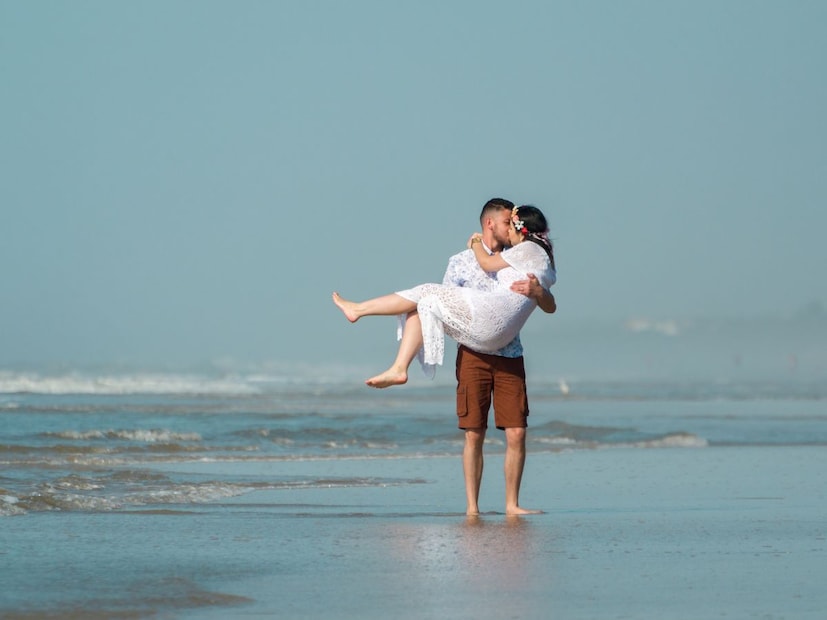 पवना तलाव : लोणावळ्याजवळील पवना तलाव 'प्री-वेडिंग' फोटोशूटसाठी सर्वात लोकप्रिय ठिकाणांपैकी एक आहे. शांत पाणी, दूरवरचे डोंगर आणि हिरवीगार वनराई यामुळे येथील प्रत्येक फ्रेम खूप रोमँटिक दिसते. सनराईज किंवा सनसेटला येथील दृश्ये अविश्वसनीय असतात, जे तुमच्या फोटोंना एक जादुई टच देतात. येथे निसर्गाच्या कुशीत सुंदर क्षण कॅमेराबद्ध करता येतात.