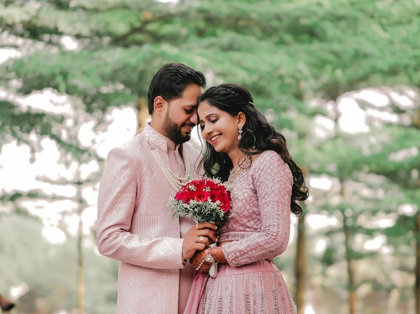 टायगर पॉइंट : तुम्हाला लोणावळ्यातील हिरव्यागार दऱ्या आणि पर्वत पहायचे असतील तर तुम्ही टायगर पॉइंटला जाऊ शकता. पाऊस असल्यास तुम्ही इथे पावसाच्या थेंबांमध्ये रोमँटिक फोटो काढू शकता किंवा झाडांमधून जाणाऱ्या सूर्यप्रकाशात फोटो घेऊ शकता. हा पॉईंट लोणावळ्यापासून सुमारे 12 किमी अंतरावर आहे.टायगर पॉइंट : तुम्हाला लोणावळ्यातील हिरव्यागार दऱ्या आणि पर्वत पहायचे असतील तर तुम्ही टायगर पॉइंटला जाऊ शकता. पाऊस असल्यास तुम्ही इथे पावसाच्या थेंबांमध्ये रोमँटिक फोटो काढू शकता किंवा झाडांमधून जाणाऱ्या सूर्यप्रकाशात फोटो घेऊ शकता. हा पॉईंट लोणावळ्यापासून सुमारे 12 किमी अंतरावर आहे.
